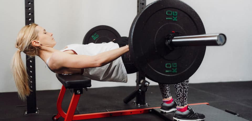 girl doing hipthrusts on a bench