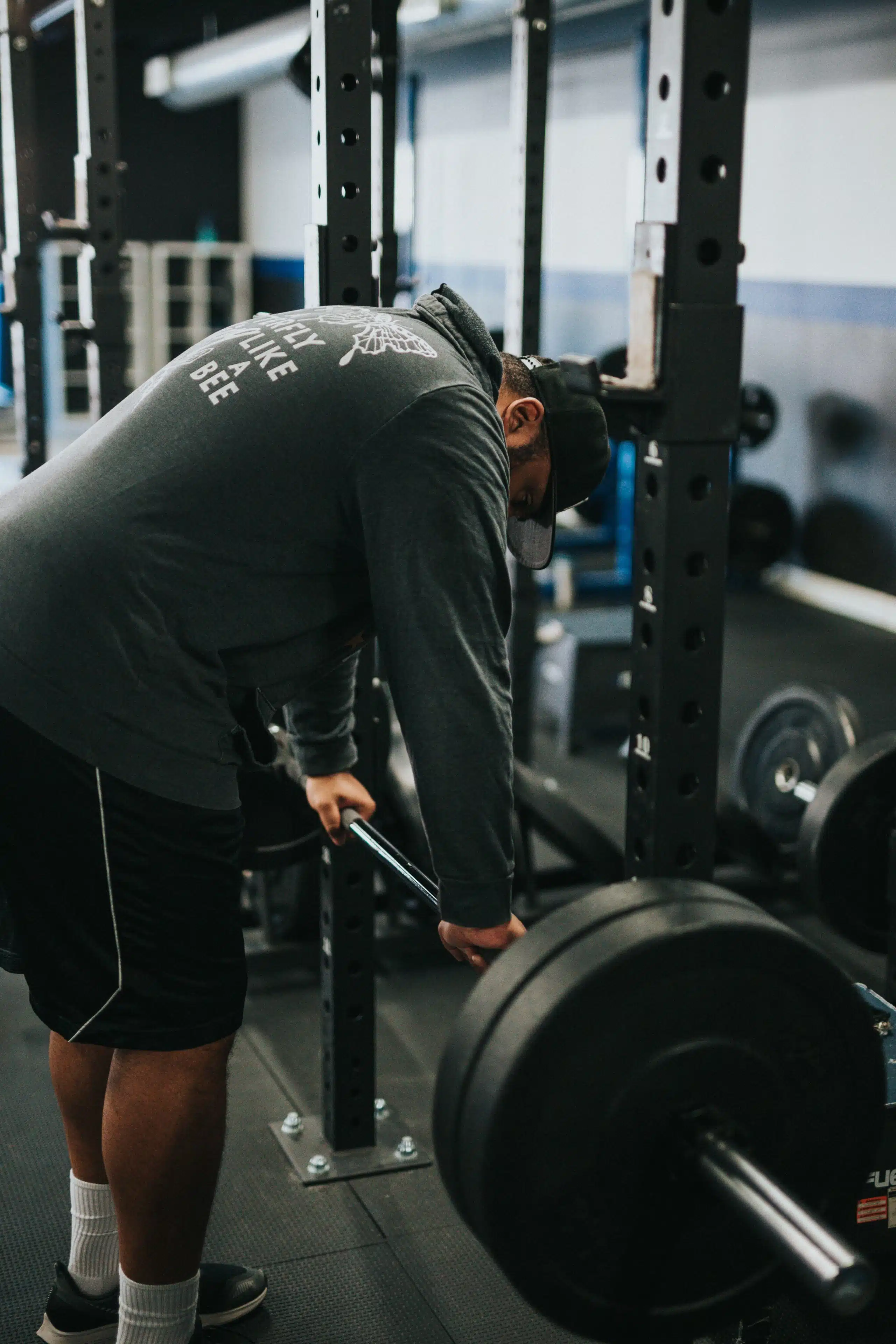 αντρας που ετοιμαζεται για deadlift στο πρόγραμμα γυμναστικής του