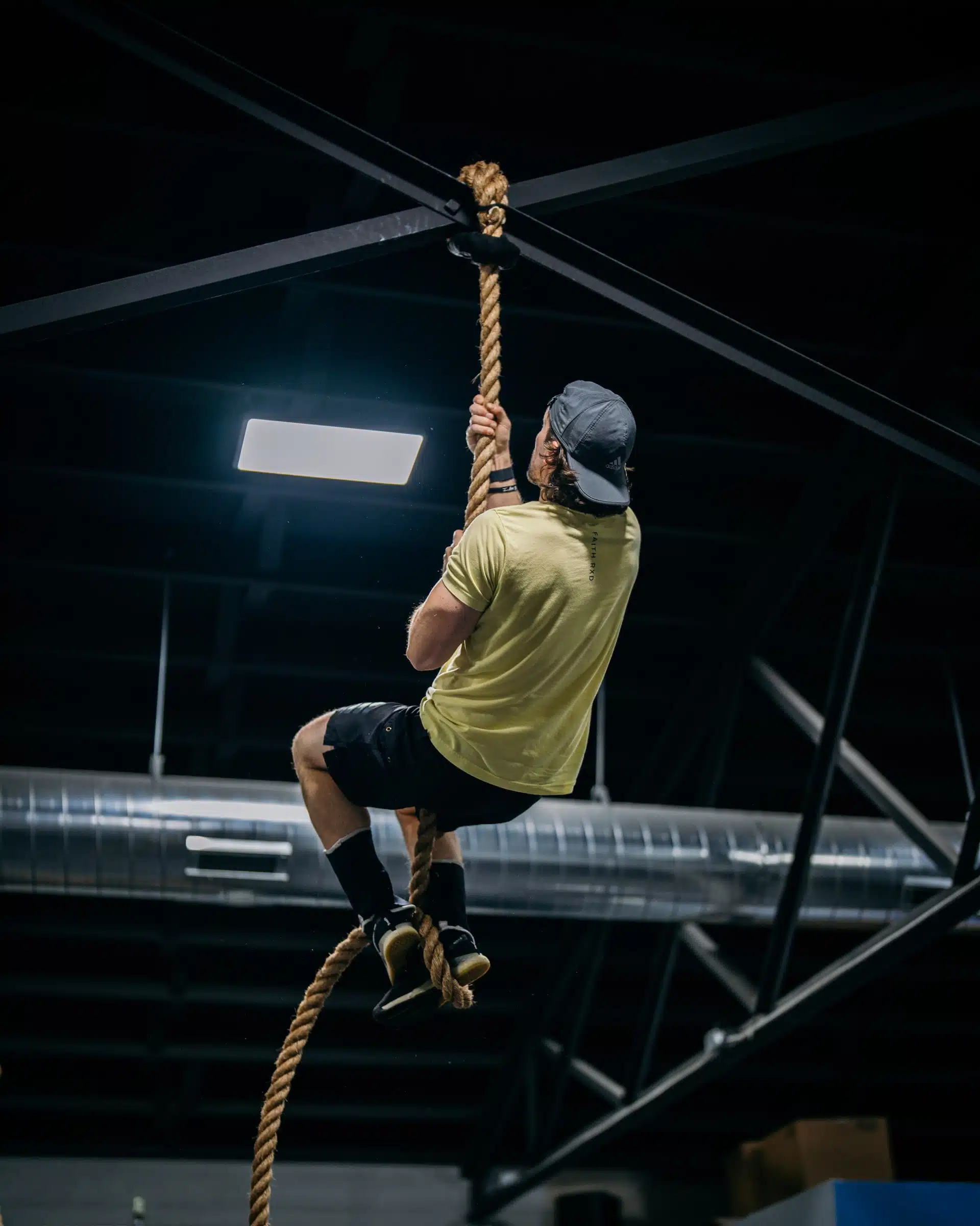 άντρας που εκτελεί rope climb ως μέρος cross training προπόνησης